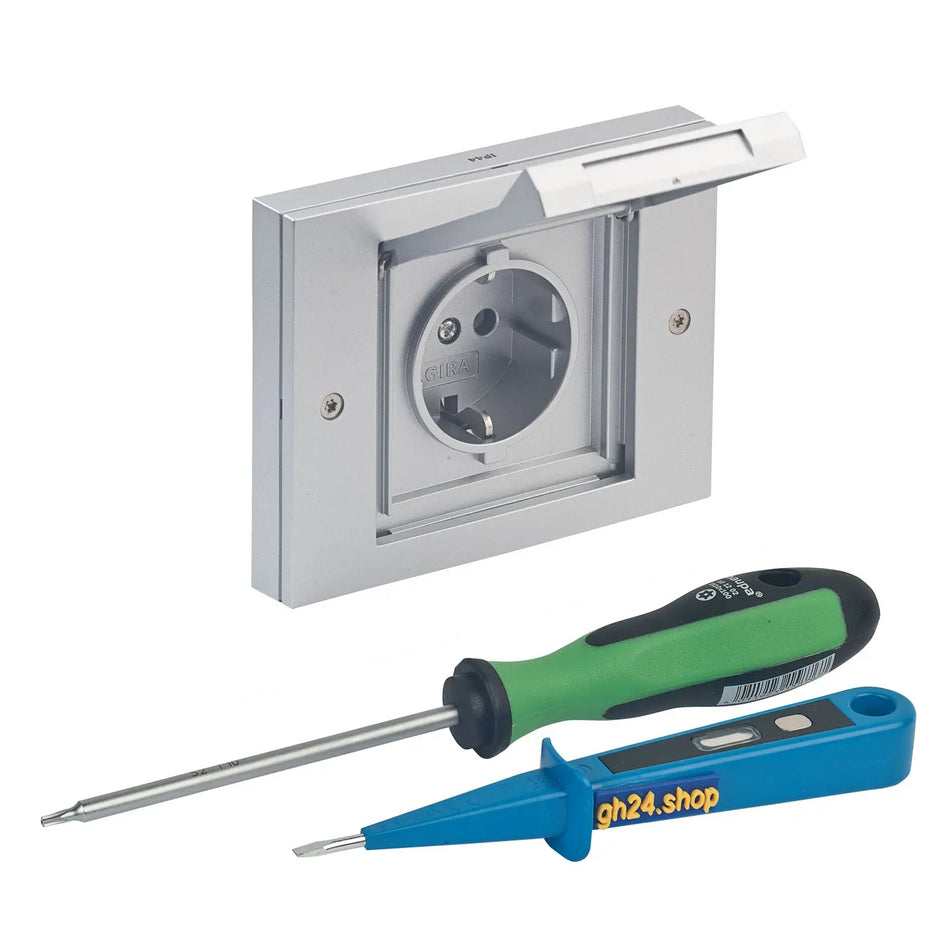 Design Außensteckdose Gira TX_44 1-fach mit Rahmen, Dichtungsflansch und Montageset Farbe alu Gira